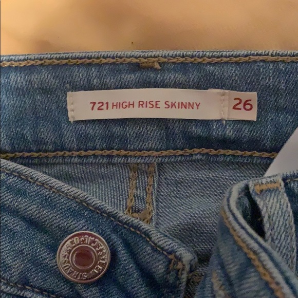 Levi’s Ripped High Rise - Picture 3 of 4